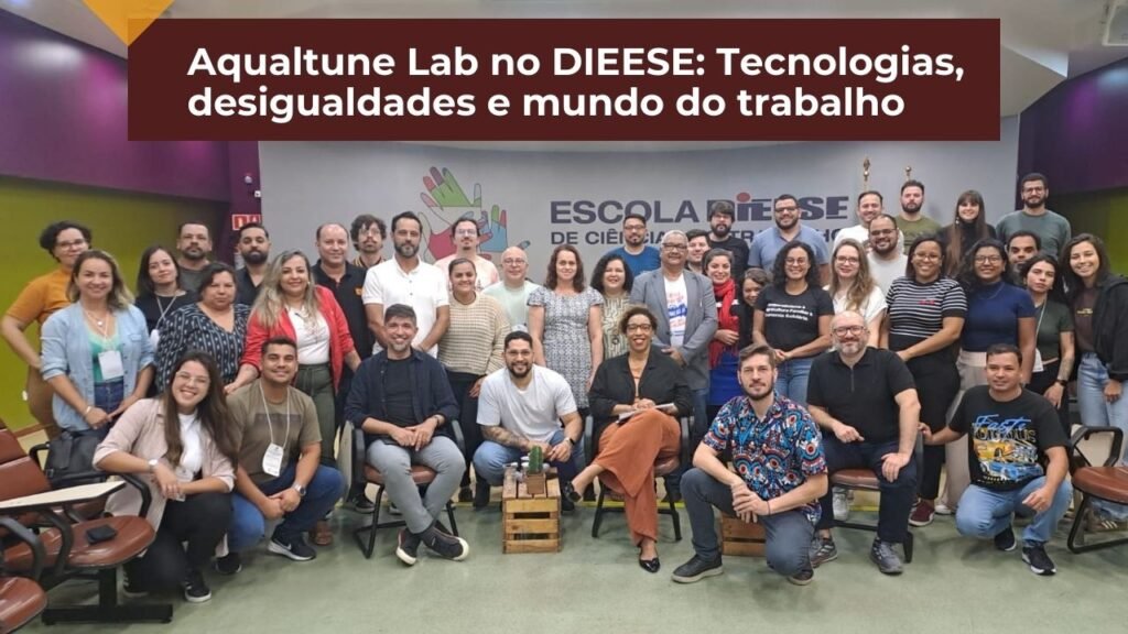 Fotografia em grupo de participantes do Curso de Formação Sindical do DIEESE, realizado em São Paulo. Ao centro, em destaque, a codiretora do Aqualtune Lab, Ana Carolina Lima, sentada em cadeira na primeira fila, participando como palestrante. A imagem inclui cerca de 40 pessoas em auditório, com a logomarca da Escola DIEESE de Ciências do Trabalho ao fundo.