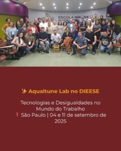 Fotografia em grupo de participantes do Curso de Formação Sindical do DIEESE, realizado em São Paulo. Ao centro, em destaque, a codiretora do Aqualtune Lab, Ana Carolina Lima, sentada em cadeira na primeira fila, participando como palestrante. A imagem inclui cerca de 40 pessoas em auditório, com a logomarca da Escola DIEESE de Ciências do Trabalho ao fundo.