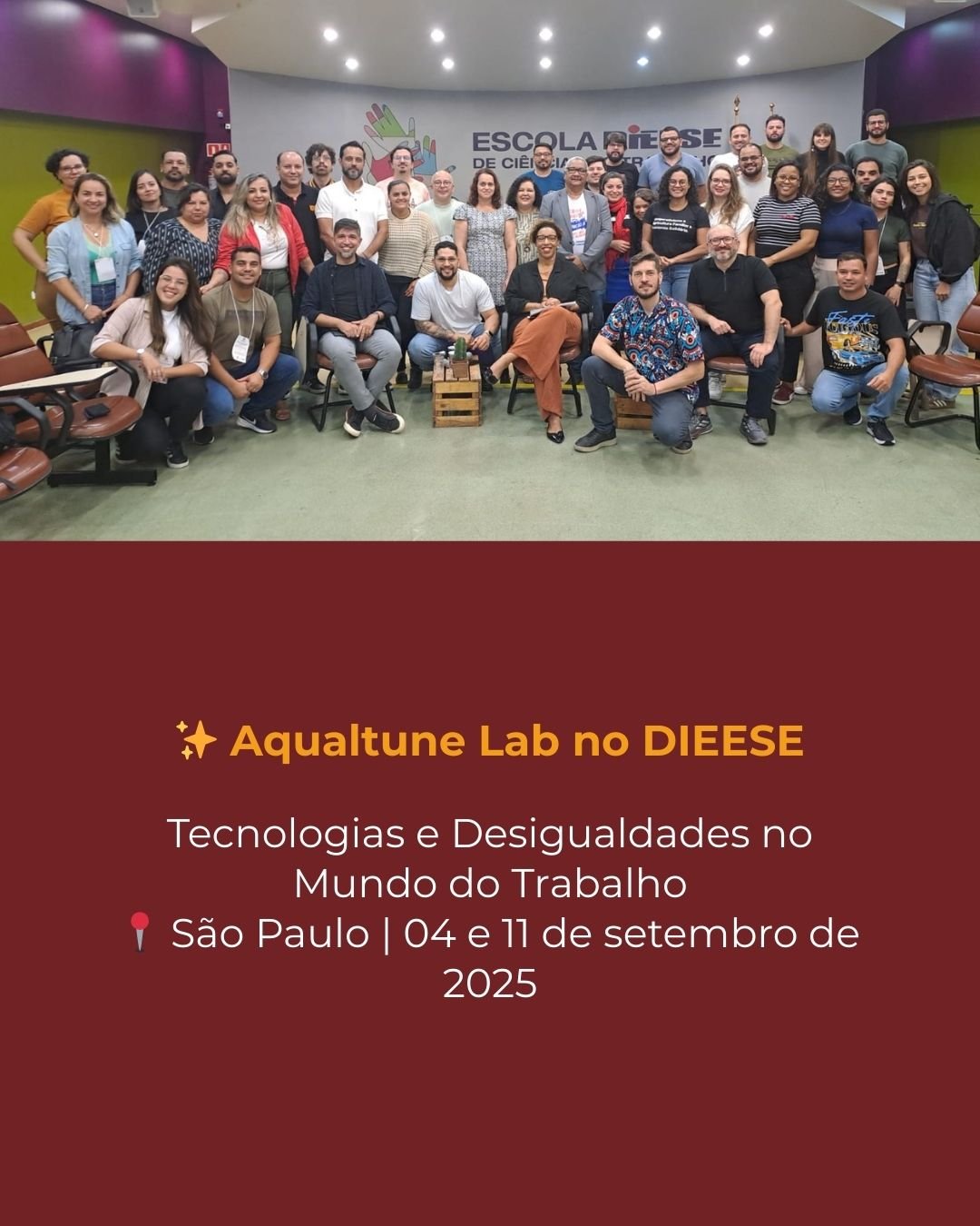 Fotografia em grupo de participantes do Curso de Formação Sindical do DIEESE, realizado em São Paulo. Ao centro, em destaque, a codiretora do Aqualtune Lab, Ana Carolina Lima, sentada em cadeira na primeira fila, participando como palestrante. A imagem inclui cerca de 40 pessoas em auditório, com a logomarca da Escola DIEESE de Ciências do Trabalho ao fundo.